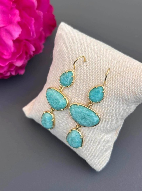 VALENTIA - Boucles d'oreilles en perles naturelles amazonite bleu Boucles d'oreilles fantaisie mais hyper chic composées de différents intercalaires en perles naturelles d'amazonite bleu en acier inoxydable doré et laiton, pour un style bohème et raffiné