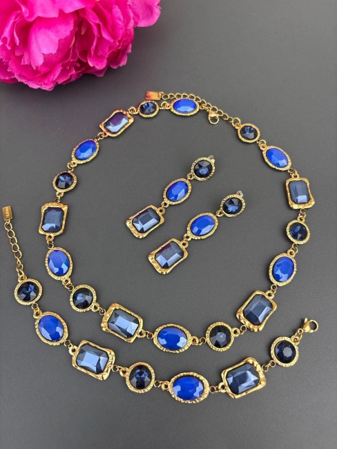 Parures 3 pièces composée d'un collier d'une paire de boucles d'oreilles pendantes et d'un bracelet réhaussés de strass facettés de couleurs bleu pour une allure royale