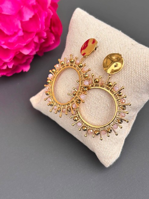 SALINA - Boucles d'oreilles créoles en acier inoxydable dorée avec perle naturelle d'agate rose Boucles d'oreilles bohème chic composées d'une créole en forme de soleil où une perle d'agate rose joue entre chaque rayon