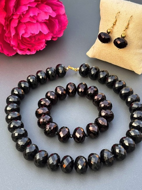 Parure 3 pièces fantaisie composée d'un collier d'un bracelet et de boucles d'oreilles aux grosses perles de verre  noir cristal pour un look bohème chic et solaire