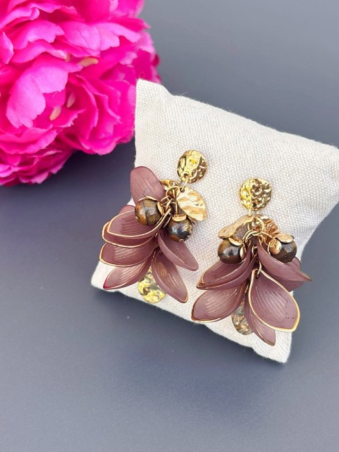 PIA - Boucle FLEUR résine marron et acier inoxydable doré Boucles d'oreilles fantaisie composé de pétale en résine marron kaki et de petites perles en acier inoxydable doré pour un style florale bohème chic