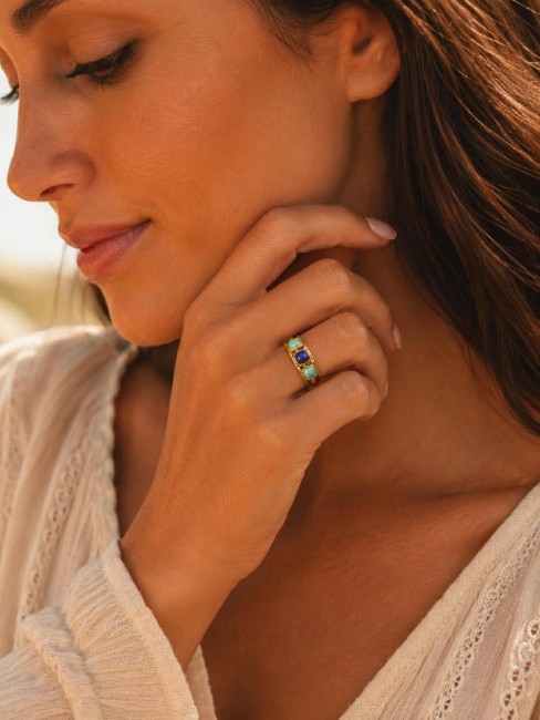 Bague fantaisie réglable en acier inoxydable doré et orné de 3 perles carré naturelle en sodalite bleu, turquoise et lapis-lazuli pour un style féminin et chic