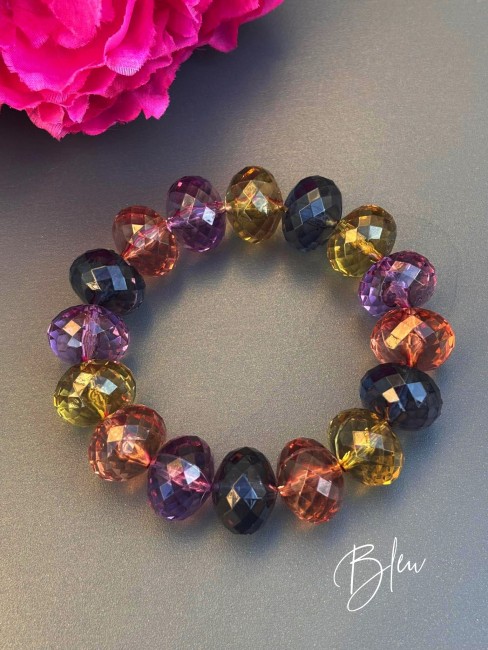 Bracelet bohème chic composé de grosses perles colorées facettées marron, violet, kaki, bleu évoquant le raffinement des palais italiens, sublimé par de délicates influences orientales.