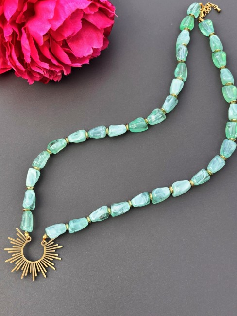 Colliert fantaisie composé de perles naturelle de couleurs vert d'eau pour un effet bohème chic et raffiné et réhaussé par un pendentif en forme de soleil en acier inoxydable doré