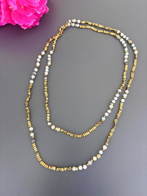 PISA - Collier sautoir double rang en perles naturelles d'amazonite et perles hématites Collier sautoir ultra stylé et bohème chic composé de perles naturelles en amazonite aux nuances bleu, beige et blanc réhaussées par de superbes perles en hématites dorées ... un vrai intemporel