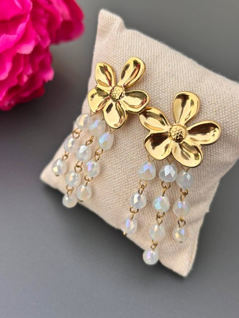 PAROS - Boucles d'oreilles fleur et perles bohèmes blanche Boucles d'oreilles fantaisie mais ultra chic avec sa grosse fleur en acier inoxydable et ses perles naturelles blanches en cascade qui donne un effet très bohème au bijou