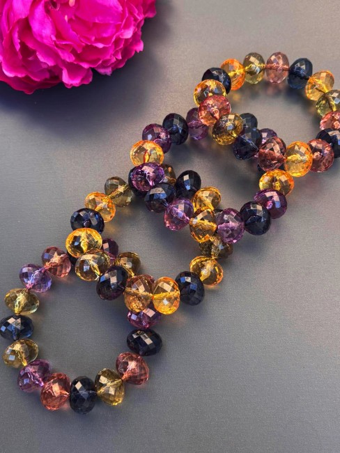Bracelet bohème chic composé de grosses perles colorées facettées évoquant le raffinement des palais italiens, sublimé par de délicates influences orientales.