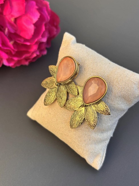 Boucles d'oreilles fantaisie en forme de fleur en acier inoxydable doré et orné d'une goutte en pierre de cristal beige nude pour un style glamour bohème chic
