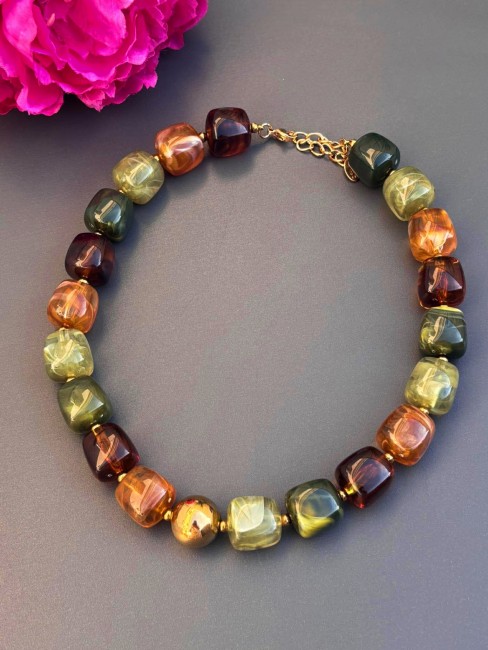 Collier composé  de perles de résines aux teintes vertes marronées et doré pour un style bohème choc oriental nomade