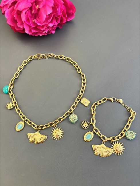 Mix parfait du bracelet et du collier ELBA pour un rendu bohème chic aux reflets bleu turquoise 
