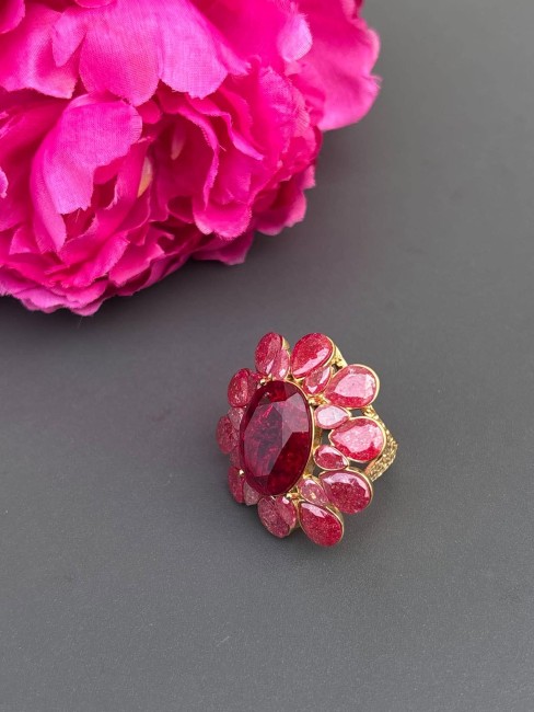 Superbe bague énigmatique au vue de sa taille XXL composée de perles facettées de strass rouge bordeaux de perles naturelles de grenat pour un look chic féminin et raffiné
