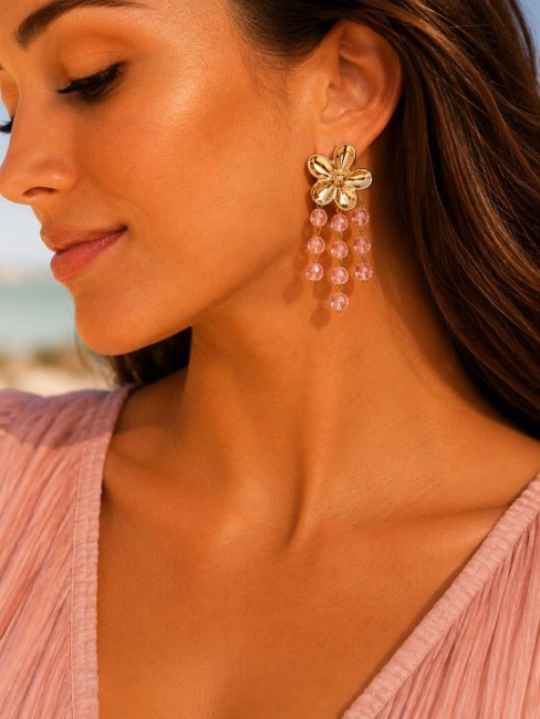 Boucles d'oreilles fantaisie mais ultra chic avec sa grosse fleur en acier inoxydable et ses perles naturelles rose en cascade qui donne un effet très bohème au bijou