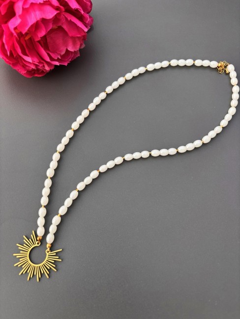 CIARA - Collier soleil de perles blanches Collier fantaisie composé de perles naturelle de couleurs blanches pour un effet bohème chic et raffiné et réhaussé par un pendentif en forme de soleil en acier inoxydable doré