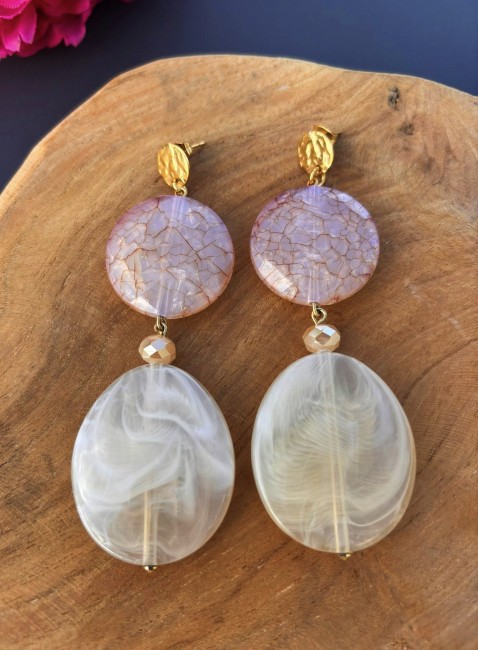 Boucles d’oreilles Solea en pierres marbrées et reflets nuageux ; Un bijou artisanal solaire, lumineux et léger.