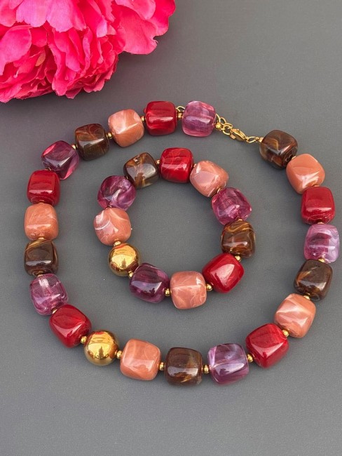 Parure BYZANCE composée d'un Collier et d'un bracelet aux perles de résines aux teintes  beiges marronées violet rose et doré pour un style bohème choc oriental nomade