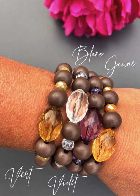 Bracelet fantaisie composé de perles de bois d'un brun mat, d'une perle de verre ovale aux couleur éclatante; le tout réhaussé par quatre perles de bohèmes pour un contraste à la fois chaleureux et lumineux.