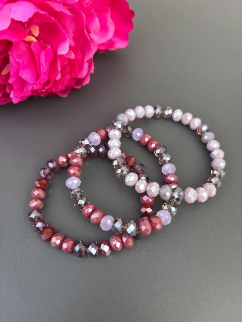 Manchette bohème chic composé de 3 trois bracelets composés de perles facettées aux teintes  prune, parme et bordeaux fumé inspirées des célèbres perles de murano pour un look chic et canon