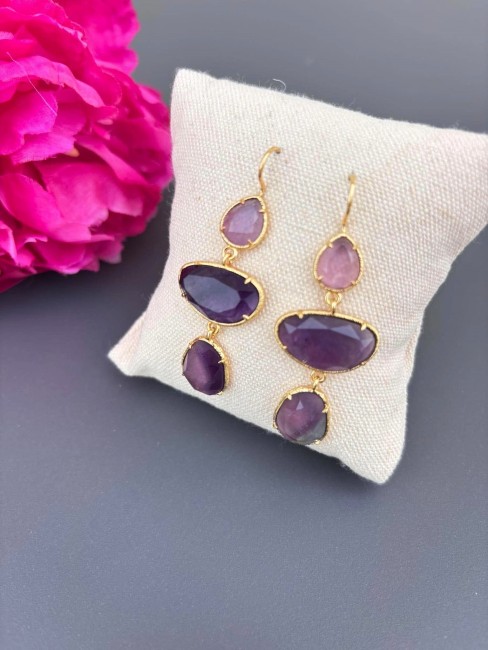 Boucles d'oreilles fantaisie mais hyper chic composées de différents intercalaires en perles naturelles fluorine rose violet en acier inoxydable doré et laiton, pour un style bohème et raffiné