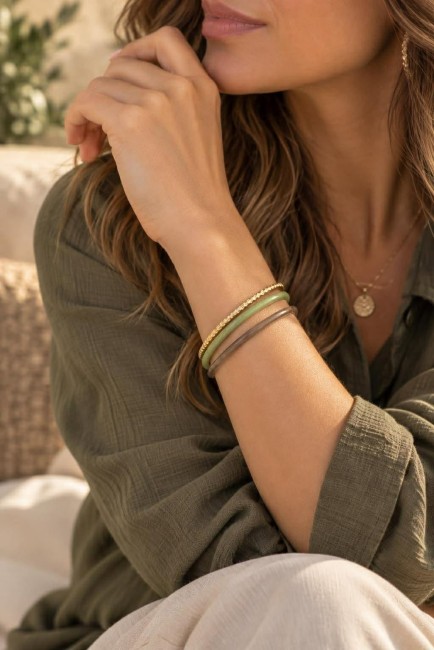 Lot de 3 bracelets jonc fantaisie composé de 2 bracelets jonc en résine vert kaki et marron et d'un bracelet en acier inoxydable doré pour un rendu simple chic et intemporel 