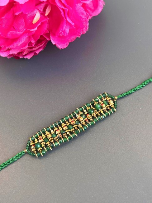 Inspiré de l’élégance intemporelle de Venise, le bracelet VENEZIA associe un tissage délicat à de véritables pierres naturelles agate verte