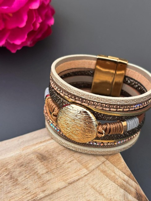 Manchette composé de simili cuir et de corde aux nuances marrons  chaudes et doré réhaissé d'une pierre naturelle doré pour un look bohème chic 