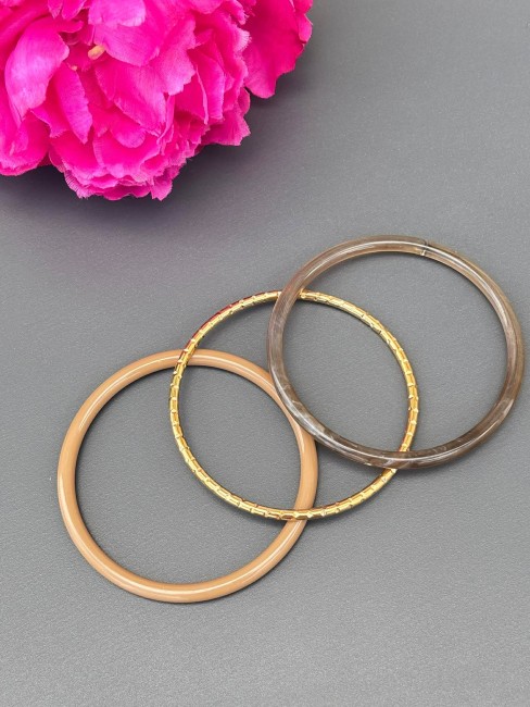 Lot de 3 bracelets jonc fanataisie composé  de résine caco beige et marron et d'un bracelet en acier inoxydable doré pour un rendu simple chic et intemporel 
