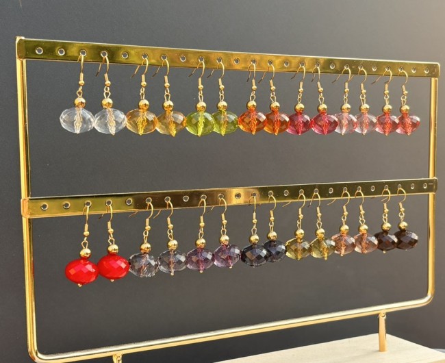 Boucles d'oreilles fantaisies composées de grosses perles de verre facettées pour un look total bohème chic
