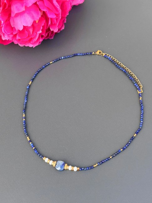 Collier ultra chic composé de perles naturelles en lapis lazuli bleu et réhaussé de perles d'eau douce et acier inoxydable doré pour un look ultra glamour et chic
