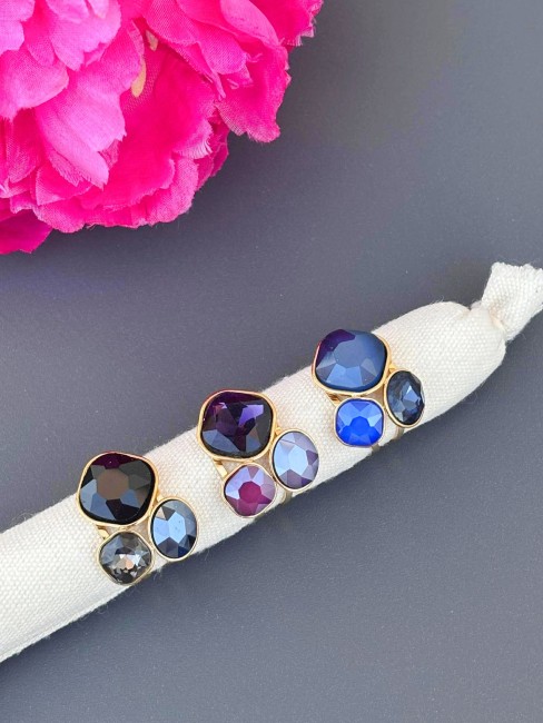 Bague en acier inoxydable doré réglable composé de strass cristal lumineux aux nuances profondes de noir de bleu et violet pour un style bohème chic oriental