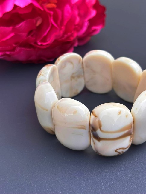 COLISEE - Bracelet résine avec gros maillons beige Bracelet fantaisie composée de gros maillon en résine beige arrondi qui épouse parfaitement le poignet et on adore ses reflets marbrés pour un style ultra moderne et chic