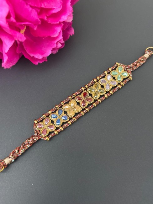 Bracelet fantaisie composée de strass en forme de rosace multi-couleurs pour un style raffiné, féminin et bohème chic oriental