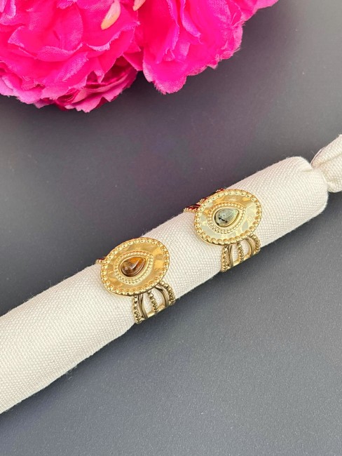 Bague fantaisie en acier inoxydable ornée d'une pierre naturelle, déclinée avec une pierre en oeil de tigre marron et en agate indienne vert, pour un look bohème chic avec tout le contour martelé.