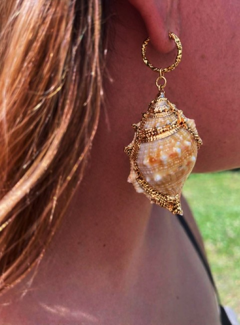 SOLAYA - Boucle d'oreille coquillage Boucles d'oreilles fantaisie SOLAYA composé d'un coquillage beige et doré de 9 cm parfait pour l'été pour un style solaire et chic