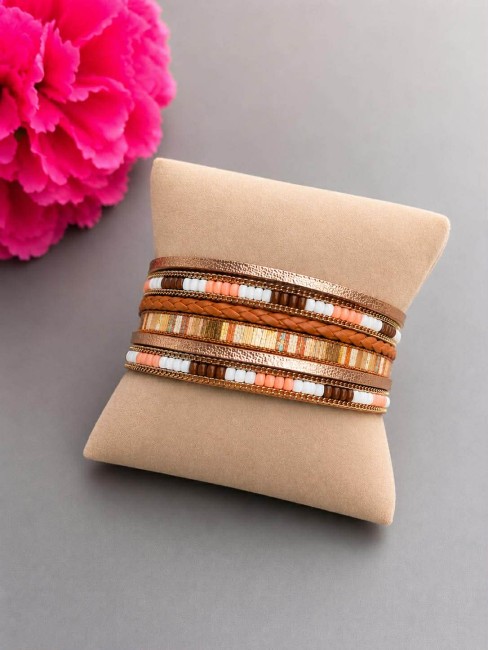 Bracelet manchette inspiré des couleurs chaudes italiennes, composé de cordes de simili cuir et de perles pour un look à la dolce vita