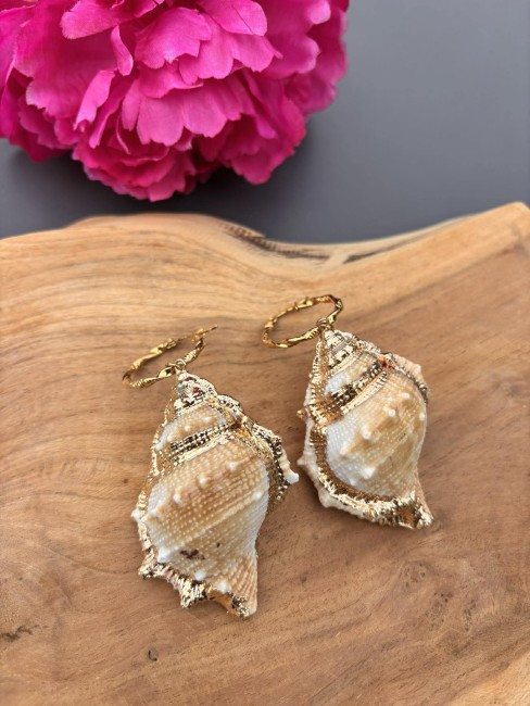 SOLAYA - Boucle d'oreille coquillage Boucles d'oreilles fantaisie SOLAYA composé d'un coquillage beige et doré de 9 cm parfait pour l'été pour un style solaire et chic