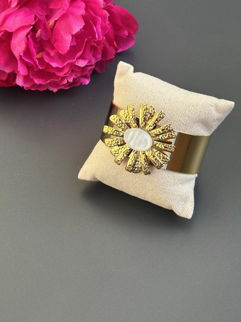 PALERMO - Bracelet manchette fleur blanche en acier inoxydable dorée Superbe manchette en acier inoxydable dorée ornée d'une magnifique fleur en nacre blanc ; C’est le genre de manchette qui habille toute une tenue à elle seule. effet bohème chic garantie