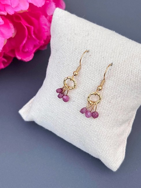 Boucles d'oreilles fantaisie composé de petites perles naturelles en agate violette ressemblant à des petites cerises; hyper discrètes mais féminine et solaire à la fois pour un look bohème chic décontracté