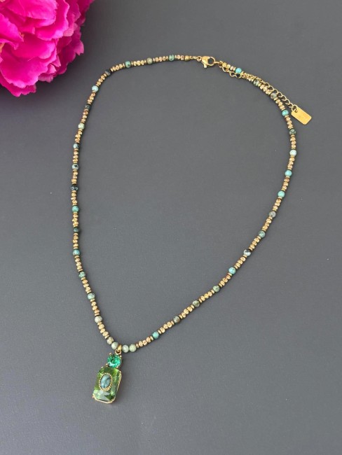 Collier aux nuances orientales avec ses perles en turquoise africaine et son strass précieux au centre du bijou, SANAE est le bijou féminin par excellence 
