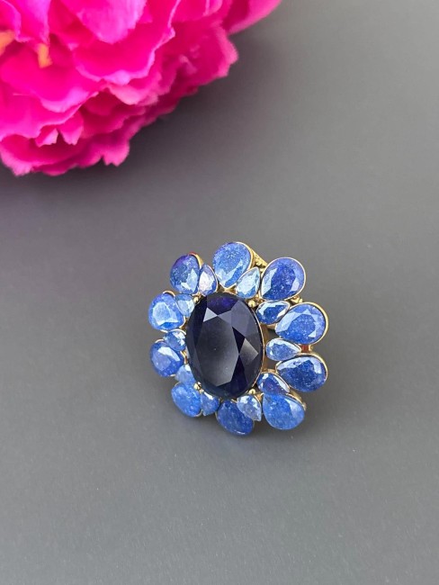SOFIA - Bague fleur bohème en strass bleu et acier inoxydable doré Superbe bague énigmatique au vue de sa taille XXL composée de perles facettées de strass bleu pour un look chic féminin et raffiné