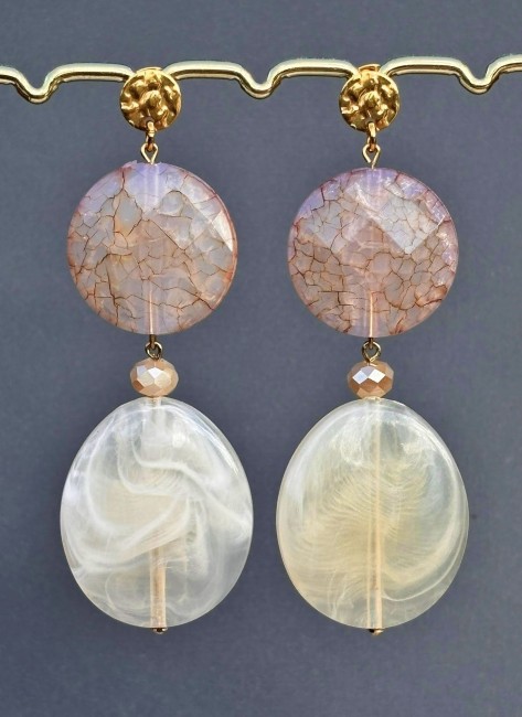 Boucles d’oreilles Solea en pierres marbrées et reflets nuageux ; Un bijou artisanal solaire, lumineux et léger.