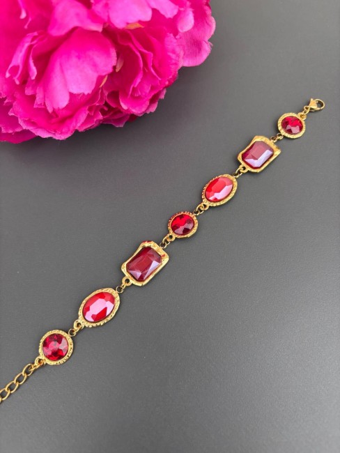 Ses strass facettés aux éclats somptueux rouge bordeaux grenat font du bracelet RANIA un bijou majestueuse qui habille le poignet avec une élégance absolue !