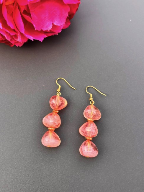Boucles d'oreilles fantaisies composées de perles naturelle de couleurs corail pour un effet bohème chic et raffiné 