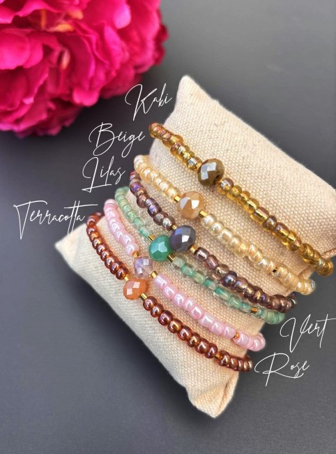 Bracelet fantaisie CAPRI composé de perles de bohème et de perles irisées pour un résultat ultra chic et hypnotique juste canon