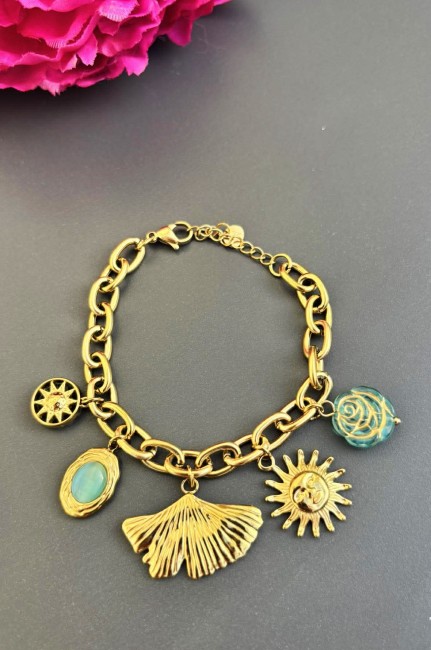 Bracelet fantaisie en acier inoxydable doré composé de charms bleu turquoise pour un look bohème chic