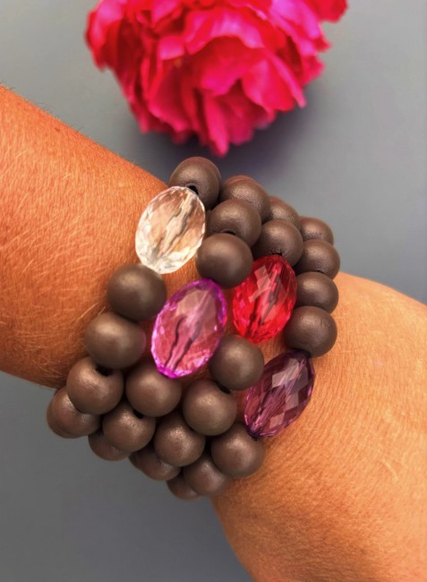 Bracelet fantaisie composé de perles de bois d'un brun mat et d'une perle de verre ovale aux couleur éclatante  pour un contraste à la fois chaleureux et lumineux.