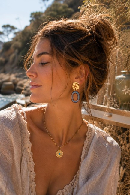 Boucle d'oreille fantaisie très bohème chic composé d'un apprêt martelé en acier inoxydable doré et d'un ovale en céramique aux reflets bleuté violacé