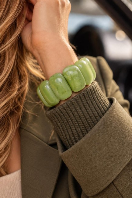Bracelet fantaisie composée de gros maillon en résine  aux nuances vertes arrondi qui épouse parfaitement le poignet et on adore ses reflets marbrés pour un style ultra moderne et chic