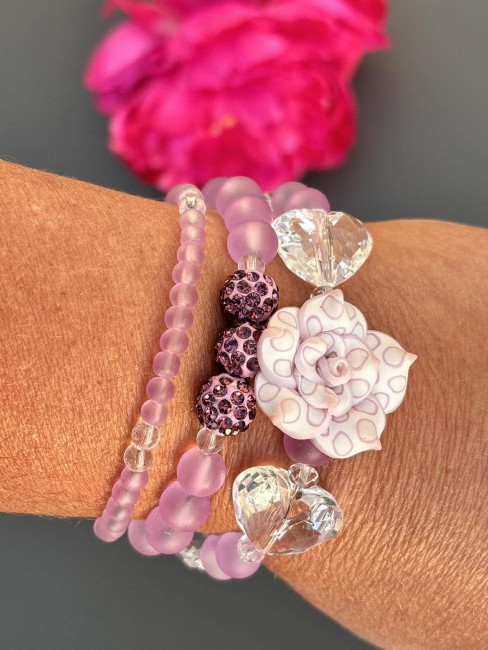 FLOWER - Combo de bracelets fleur perles coeur lilas Combo de bijoux fantaisies lilas composé d'un bracelet de fleur et de coeur, d'un bracelet de perles shamballas et d'un bracelet de mini perles givrées