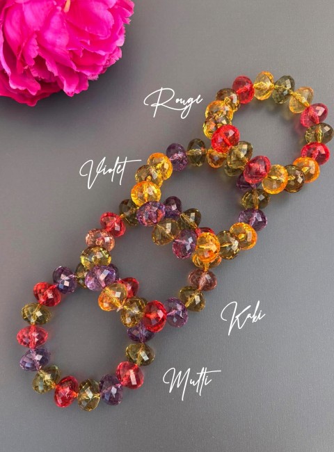 Bracelet bohème chic composé de grosses perles colorées facettées évoquant le raffinement des palais italiens, sublimé par de délicates influences orientales.