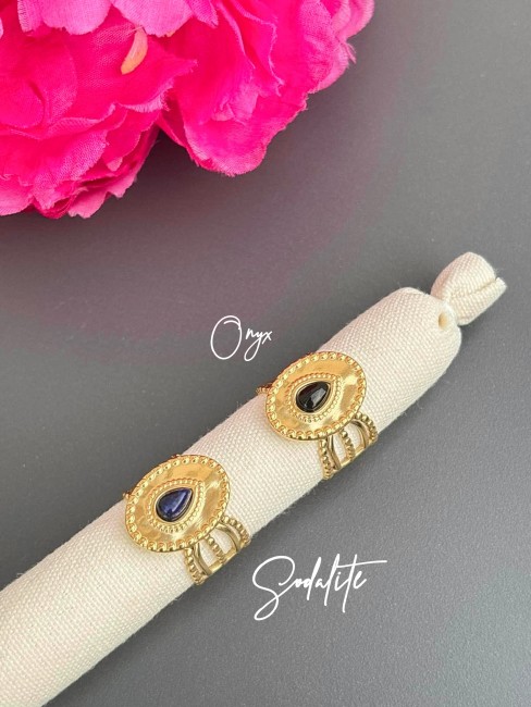 SORELLA - Bague ovale bohème chic en sodalite et onyx Bague fantaisie en acier inoxydable ornée d'une pierre naturelle, déclinée avec une pierre d'onyx noir et sodalite bleu, pour un look bohème chic avec tout le contour martelé.